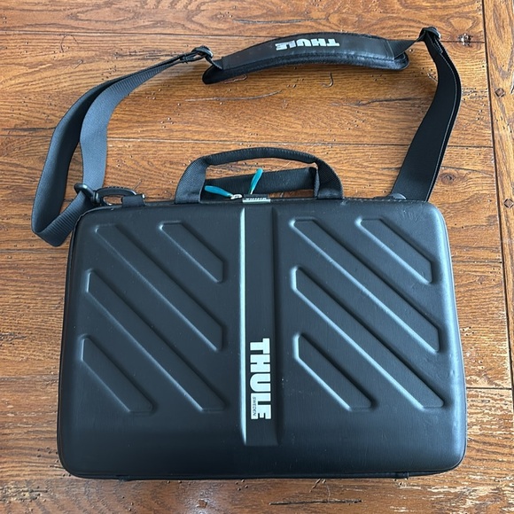 Thule Gauntlet Attache Case for Apple MacBook 15” Hard Shell Laptop Bag Black - Picture 2 of 13
